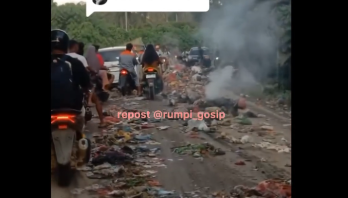 Viral! Pemilik Tanah Hamburkan Sampah ke Jalan
