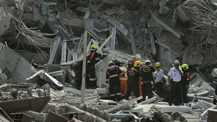 Tim penyelamat menyisir lokasi ambruknya gedung 30 lantai yang sedang dibangun di Bangkok, Thailand, menyusul gempa dahsyat yang berpusat di Myanmar. (Foto: AFP/LILLIAN SUWANRUMPHA)