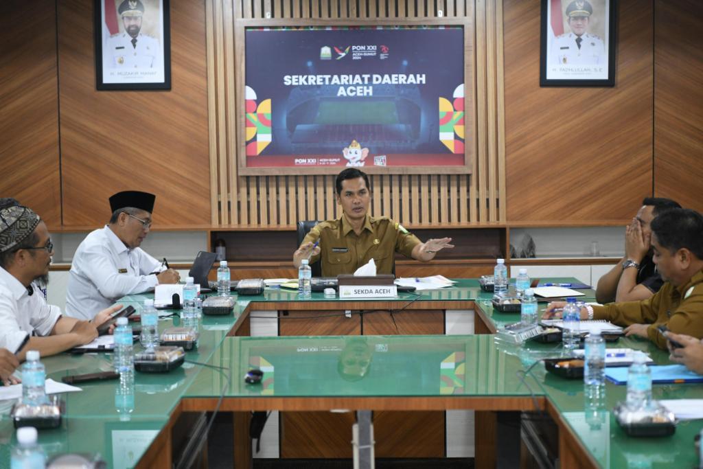 Plt Sekretaris Daerah Aceh, Muhammad Nasir, menggelar rapat koordinasi bersama Kepala Badan Pengawasan Keuangan dan Pembangunan (BPKP) wilayah Aceh Supriyadi dan sejumlah Kepala SKPA terkait guna membahas langkah yang perlu ditempuh untuk penyerahan aset Rumah Sakit Regional untuk Pemkab Aceh Tengah, di Ruang Rapat Sekda Aceh, Senin, (14/4/2025).