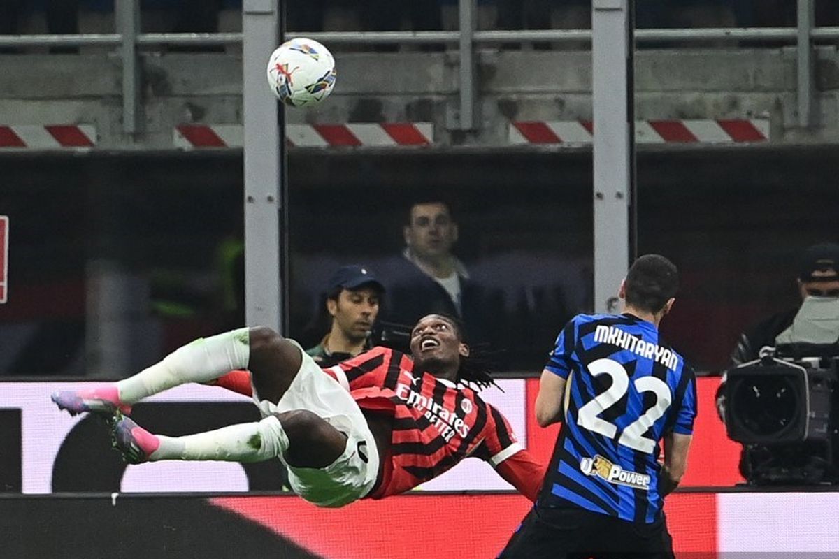 Aksi Rafael Leao leg pertama semifinal Coppa Italia antara AC Milan vs Inter Milan (AFP/ISABELLA BONOTTO)