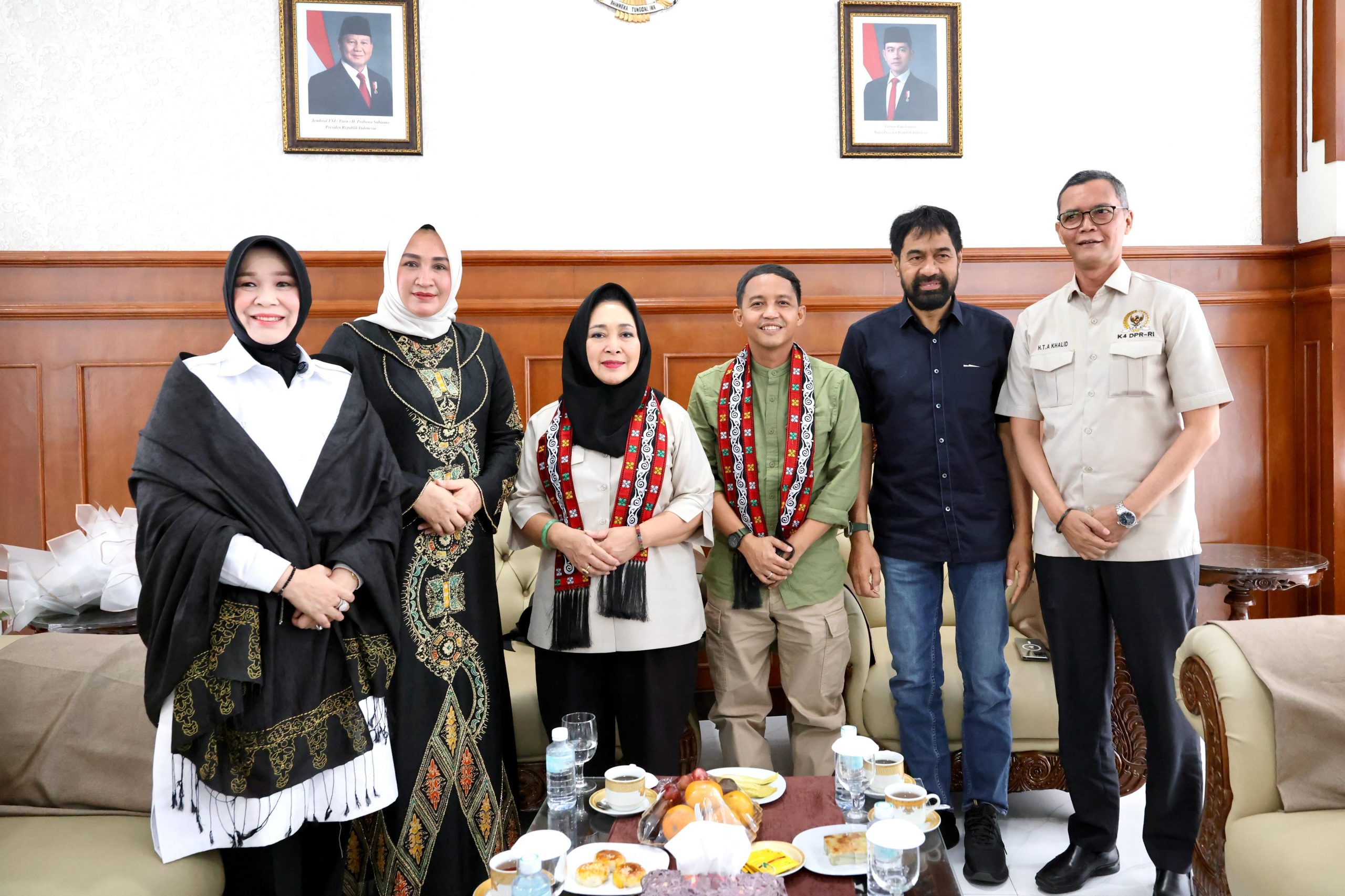 Gubernur Aceh Muzakir Manaf, didampingi Ketua TP PKK Aceh Ny. Marlina Muzakir, menyambut kunjungan kerja Menteri Kehutanan RI Raja Juli Antoni, Ketua Komisi IV DPR RI Siti Hediati Hariyadi (Titiek Soeharto) dan rombongan, di Bandara Internasional Sultan Iskandar Muda, Aceh Besar, Rabu, 9/4/2025