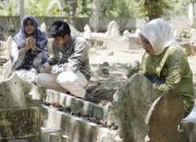 Kak Marlina Berziarah ke Makam Ayah