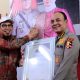 Ketua JMSI Provinsi Aceh Berikan Penghargaan Untuk Kombes Pol Fahmi Irwan Ramli