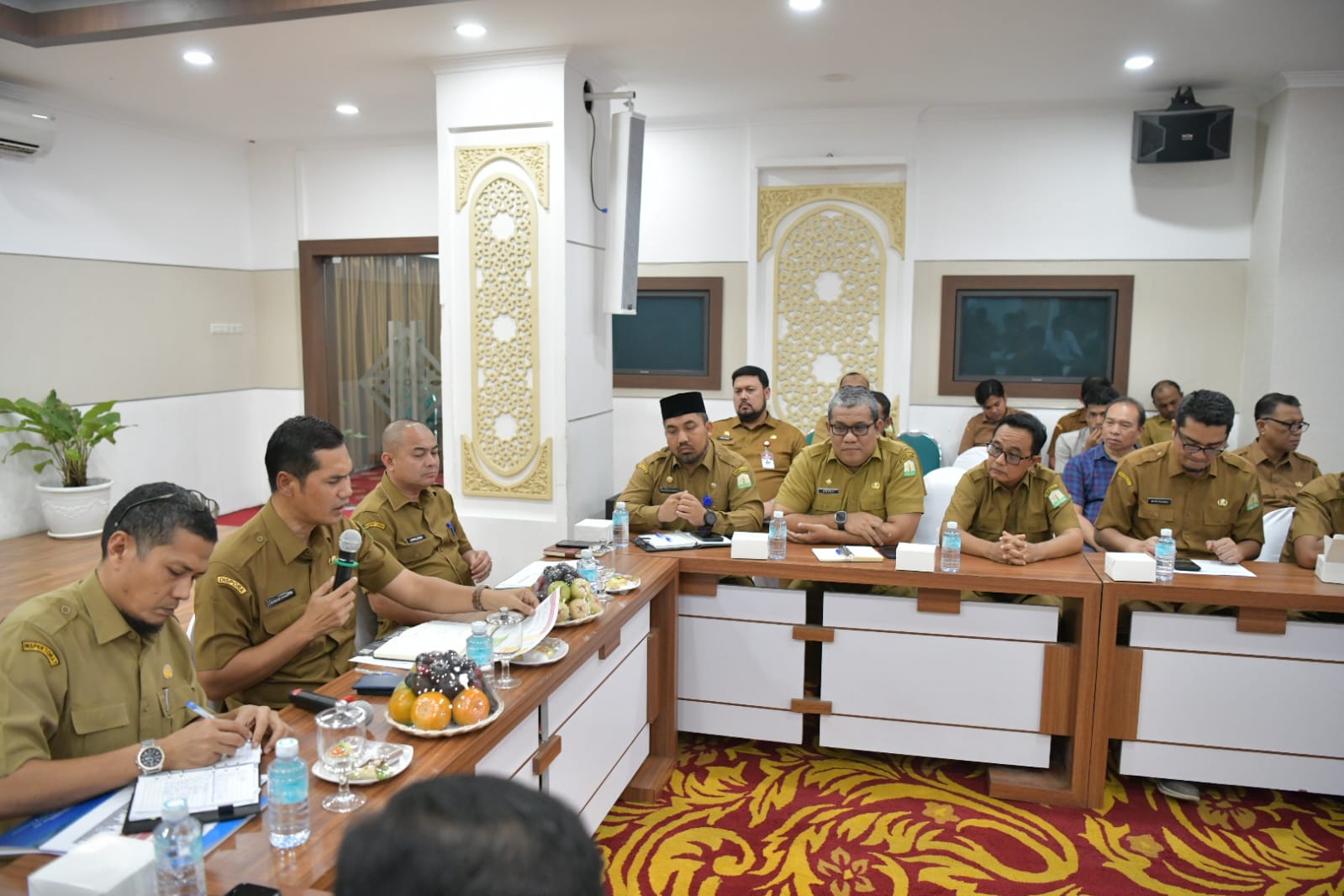 Plt. Sekda Aceh, M. Nasir, Rapat Persiapan Pelaksanaan Monitoring, Conttolling, Surveillance For Prevention (MCSP)- KPK Tahun 2025 Pada Pemerintah Aceh dengan Kepala SKPA di Ruang Rapat Potensi Daerah, Kantor Gubernur Aceh, Senin, 14/04/2025.