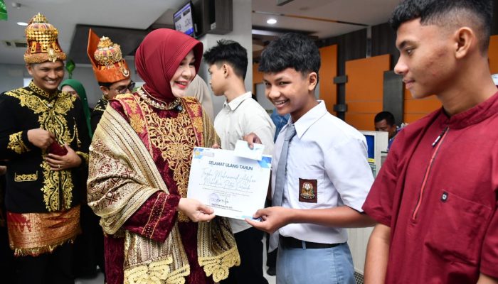 Enam Remaja yang Lahir 22 April Bersamaan dengan HUT Kota Banda Aceh Terima E-KTP Perdana dari Walikota