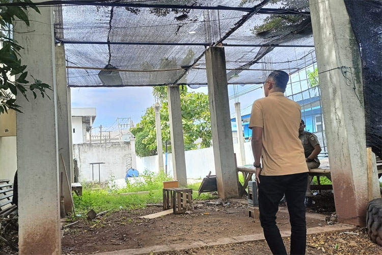 Anggota DPRK Banda Aceh Ismawardi saat meninjau langsung kondisi tahanan satpol PP WH di Kantor Satpol PP WH Kota Banda Aceh, Kamis 17 April 2025.