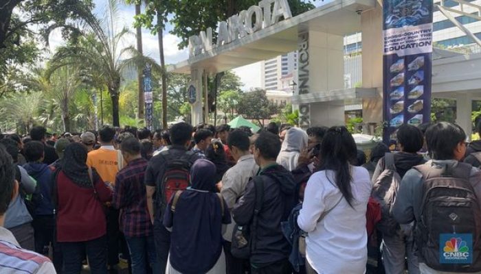 Ribuan Warga Rela Antre Berebut Jadi Petugas Kebersihan Bergaji 5 Jutaan