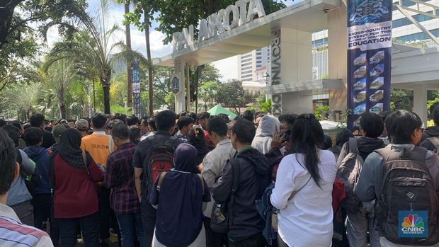 Ribuan Warga Rela Antre Berebut Jadi Petugas Kebersihan Bergaji 5 Jutaan