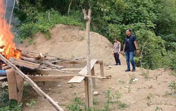 tim gabungan sedang memusnahkan camp pekerja tambang emas ilegal di sungai Kala Ise-Ise (dok ist).