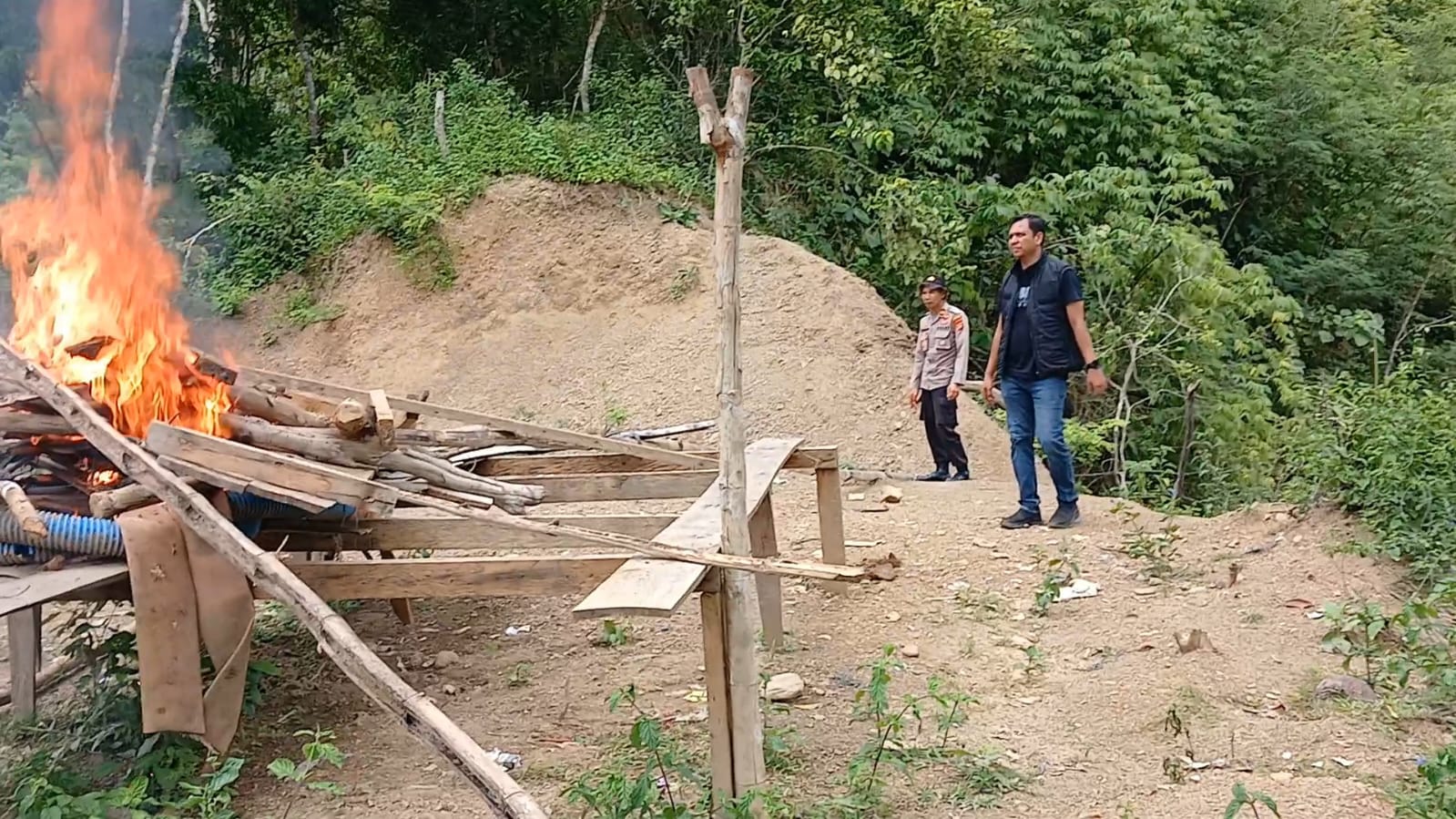 tim gabungan sedang memusnahkan camp pekerja tambang emas ilegal di sungai Kala Ise-Ise (dok ist).