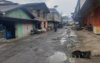 potret kondisi jalan rusak di Kampung Jongok Janarata, Kecamatan Bandar [Foto/Habanusantara.net/Gona].