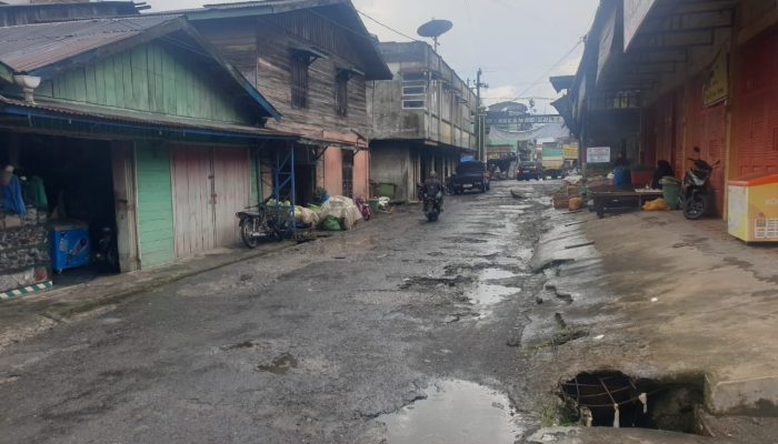 Jalan Rusak Parah, Aktivitas Ekonomi di Tengah Kota Bandar Terganggu 