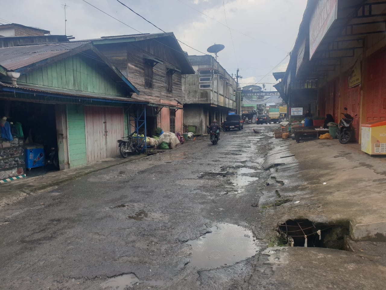 potret kondisi jalan rusak di Kampung Jongok Janarata, Kecamatan Bandar [Foto/Habanusantara.net/Gona].