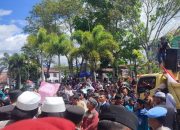 Ratusan massa gelar aksi didepan kantor DPRK Aceh Tengah desak Reje Kampung Serule dicopot [Foto/Habanusantara/Gona]