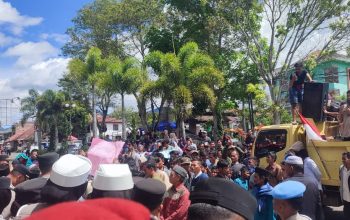 Ratusan massa gelar aksi didepan kantor DPRK Aceh Tengah desak Reje Kampung Serule dicopot [Foto/Habanusantara/Gona]