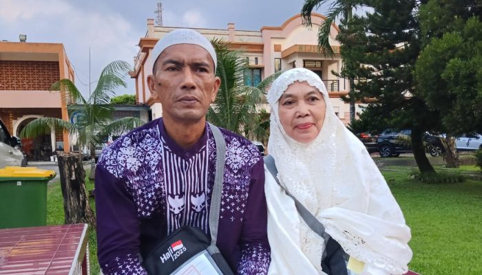 Cerita Pasangan Suami Istri Naik Haji Setelah 20 Tahun Jualan Pisang Goreng