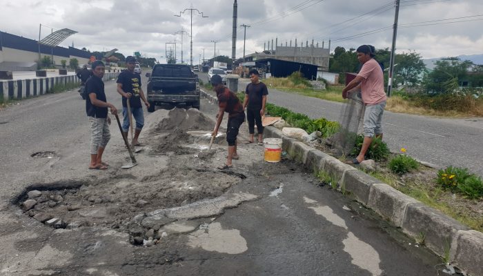 Ancam Keselamatan, Pengusaha Mobil Cafe Bener Meriah Tambal Jalan Berlubang