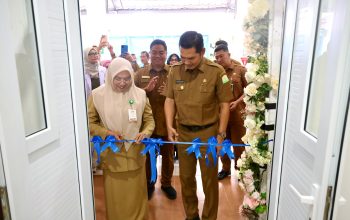Plt Sekda Aceh, M. Nasir S.IP, MPA, meresmikan pelayanan Fetomaternal dan Rehabilitasi Anak Berkebutuhan Khusus, di Rumah Sakit Ibu dan Anak (RSIA) Pemerintah Aceh, di Punge Juroeng, Banda Aceh, Senin, 19/5/2025