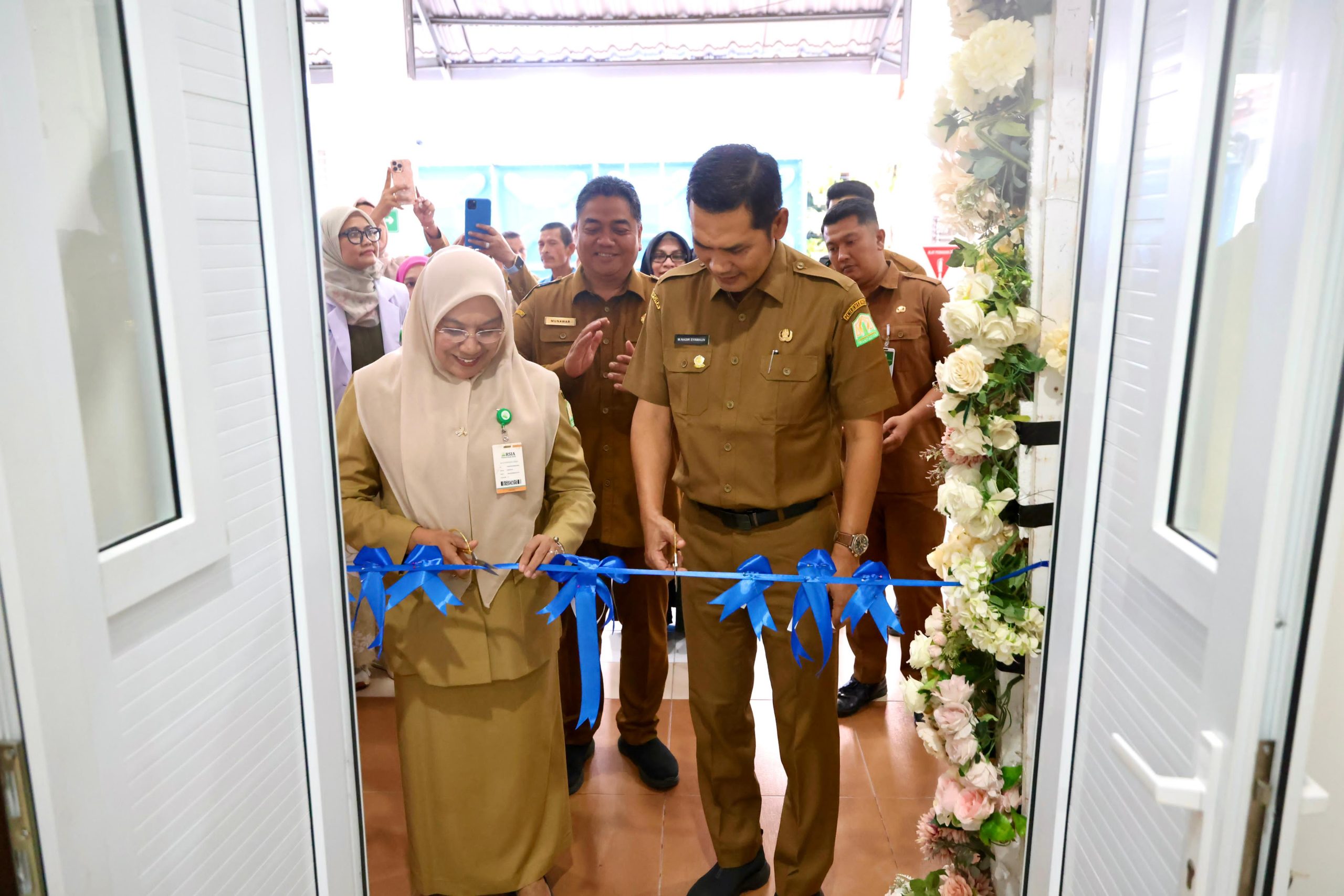 Plt Sekda Aceh, M. Nasir S.IP, MPA, meresmikan pelayanan Fetomaternal dan Rehabilitasi Anak Berkebutuhan Khusus, di Rumah Sakit Ibu dan Anak (RSIA) Pemerintah Aceh, di Punge Juroeng, Banda Aceh, Senin, 19/5/2025