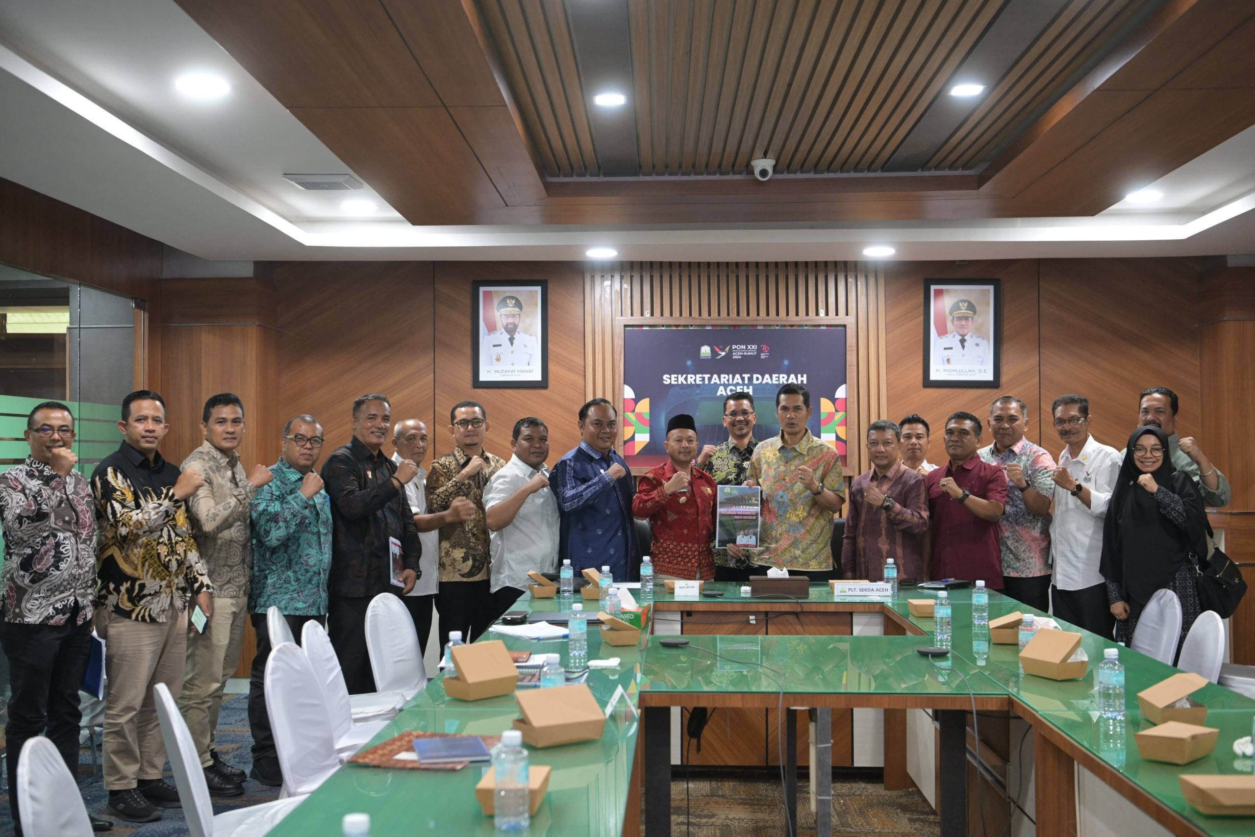 Pelaksana Tugas Sekretaris Daerah (Plt Sekda) Aceh, M. Nasir, menerima audiensi dari Panitia Besar Pekan Olahraga Aceh (PORA) XV Tahun 2026 Kabupaten Aceh Jaya yang dipimpin langsung oleh Bupati Aceh Jaya, Safwandi. Pertemuan berlangsung di ruang rapat Sekda Aceh, Kamis, 22 Mei 2025.