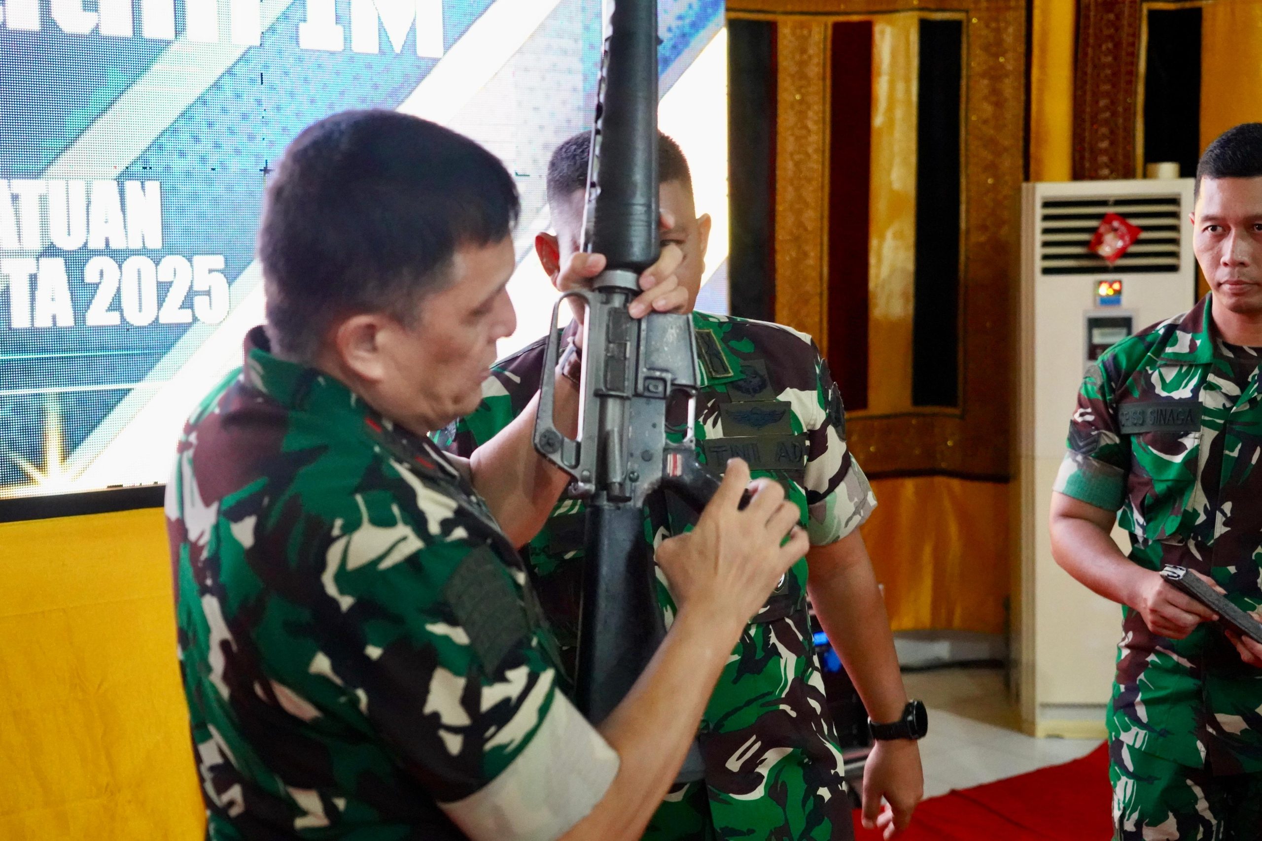 Pangdam IM sedang memeriksa Senjata Api jenis M16 yang diesrahkan Warga melalui Kodim Pidie