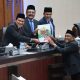 Wakil Gubernur Aceh Fadhlullah, SE, didampingi Plt Sekda Aceh, M. Nasir S.IP, MPA, dan SKPA terkait menghadiri Rapat Paripurna DPRA dengan agenda penyampaian rekomendasi DPRA terhadap LKPJ Gubernur Aceh tahun 2024 di Gedung Utama DPRA, Senin, 26/5/2025
