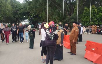 Sosialisasi Penegakan syariat Islam kepada masyarakat yang tengah berolahraga di Stadion Harapan Bangsa, Banda Aceh, Selasa (27/5/2025)