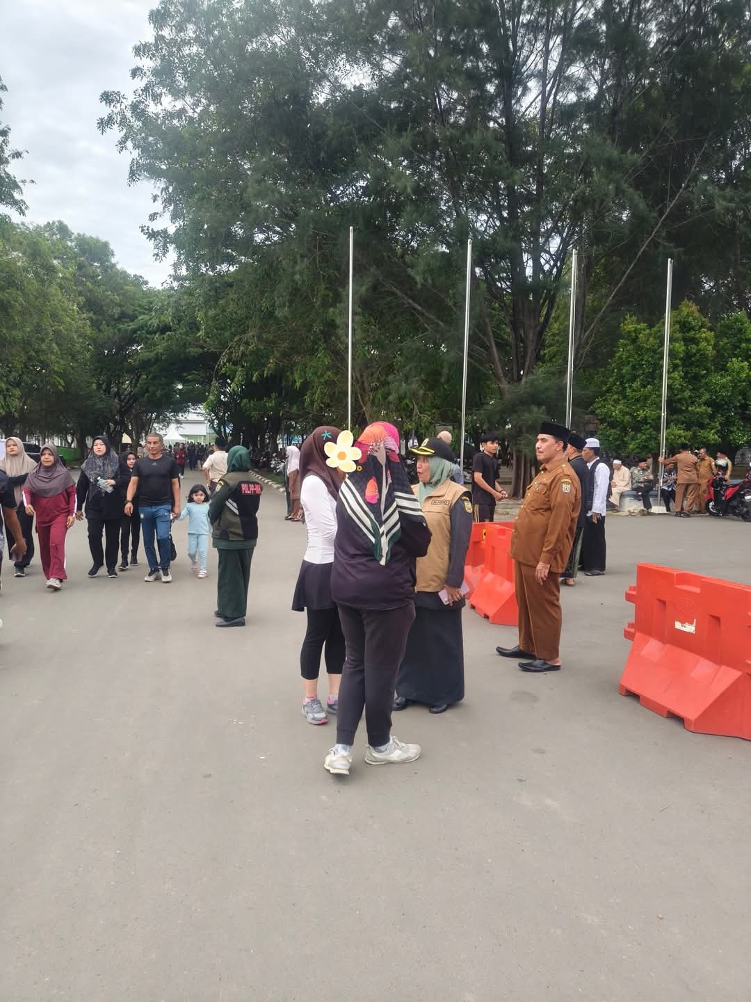 Sosialisasi Penegakan syariat Islam kepada masyarakat yang tengah berolahraga di Stadion Harapan Bangsa, Banda Aceh, Selasa (27/5/2025)