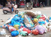 Tumpukan sampah ditengah Jalan Kota Panton Labu, Aceh Utara, Kamis 8 Mei 2025 [Foto/Munawir]