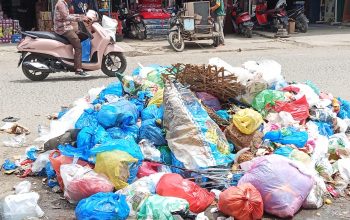 Tumpukan sampah ditengah Jalan Kota Panton Labu, Aceh Utara, Kamis 8 Mei 2025 [Foto/Munawir]