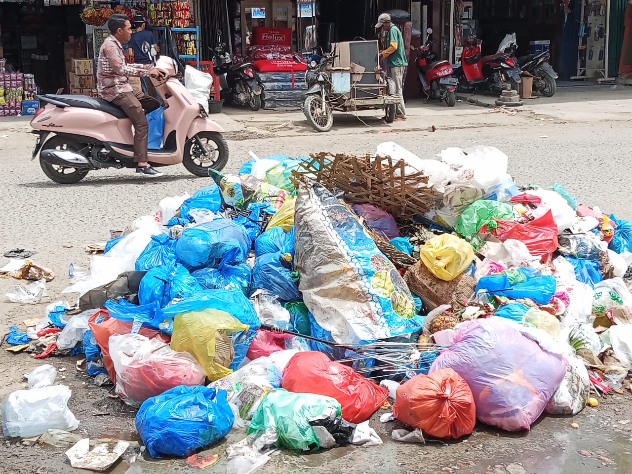 Tumpukan sampah ditengah Jalan Kota Panton Labu, Aceh Utara, Kamis 8 Mei 2025 [Foto/Munawir]