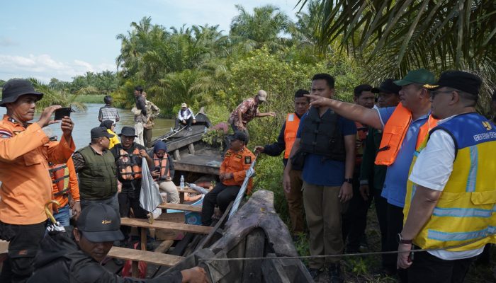 Pemkab Asahan Serahkan Bantuan dan Tinjau Tanggul Jebol