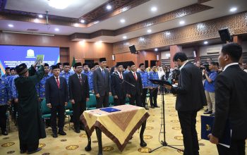Gubernur Aceh, Muzakir Manaf, mengambil sumpah dan melantik pejabat pimpinan tinggi pratama (eselon II), pejabat administrator (eselon III) dan pejabat pengawas (eselon IV) dalam lingkungan Pemerintah Aceh, di Aula Serbaguna Kantor Gubernur Aceh, Senin, (19/5/2025).