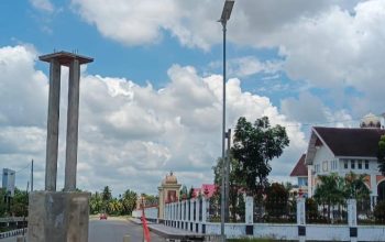 Proyek pembangunan tugu di tengah jalur dua dikomplek Pemerintah Kabupaten (Pemkab) Aceh Utara, Selasa 20 Mei 2025 [Foto/Haba Nusantara/Munawir]
