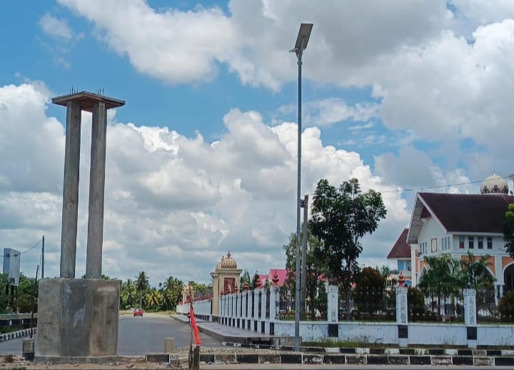Proyek pembangunan tugu di tengah jalur dua dikomplek Pemerintah Kabupaten (Pemkab) Aceh Utara, Selasa 20 Mei 2025 [Foto/Haba Nusantara/Munawir]
