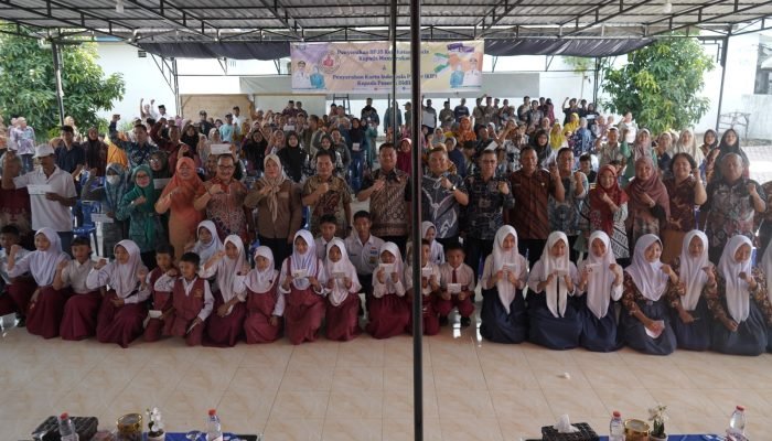 Wabub Asahan Serahkan BPJS Kesehatan dan Kartu KIP Gratis