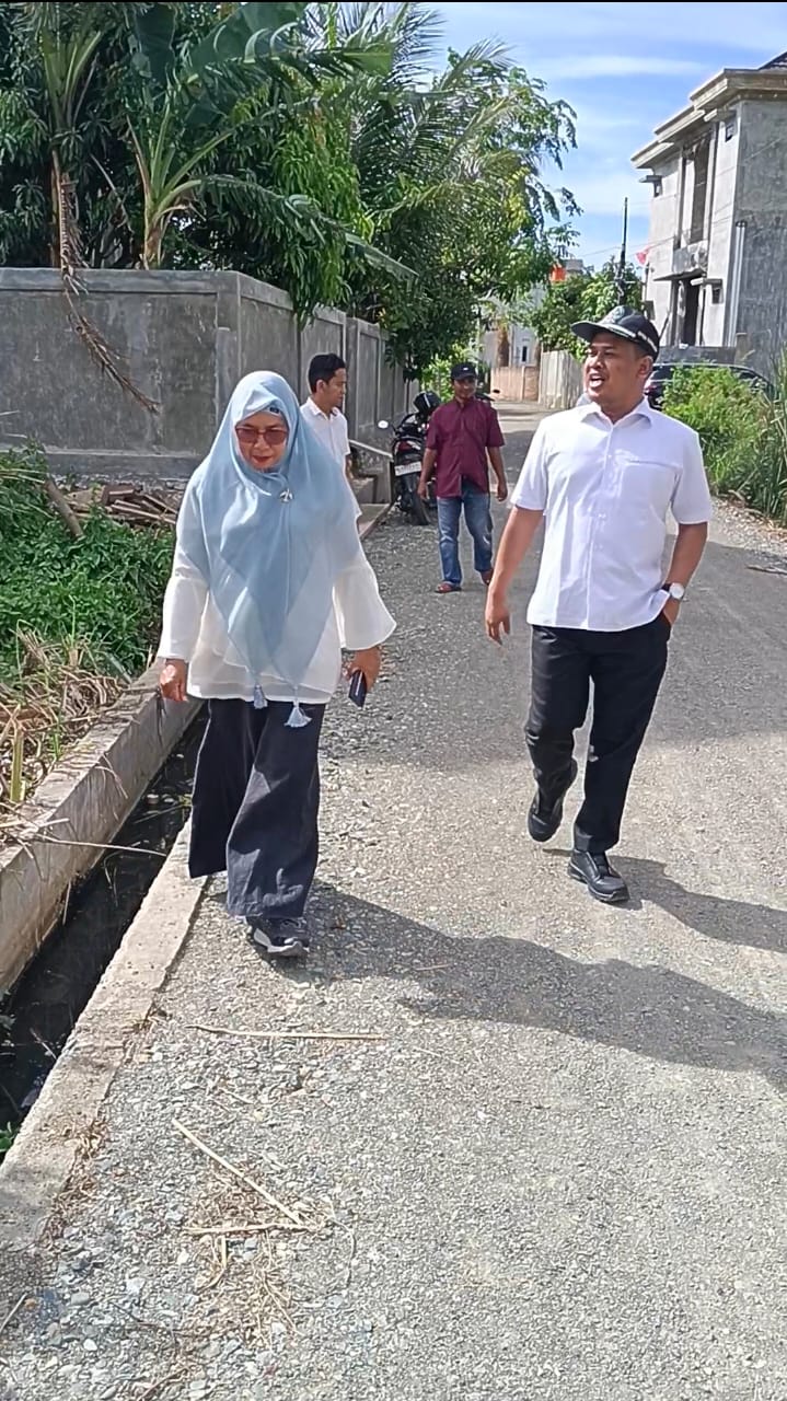Wakil Ketua DPRK Banda Aceh Daniel Abdul Wahab bersama Ir. Salmah Maimunah, Kabid Jalan dan Jembatan Dinas PU Kota Banda Aceh telah meninjau langsung Jalan Barona, Perbatasan Lamdom Batoh, pasca Pembangunan Drainase dan Pengerasan Jalan