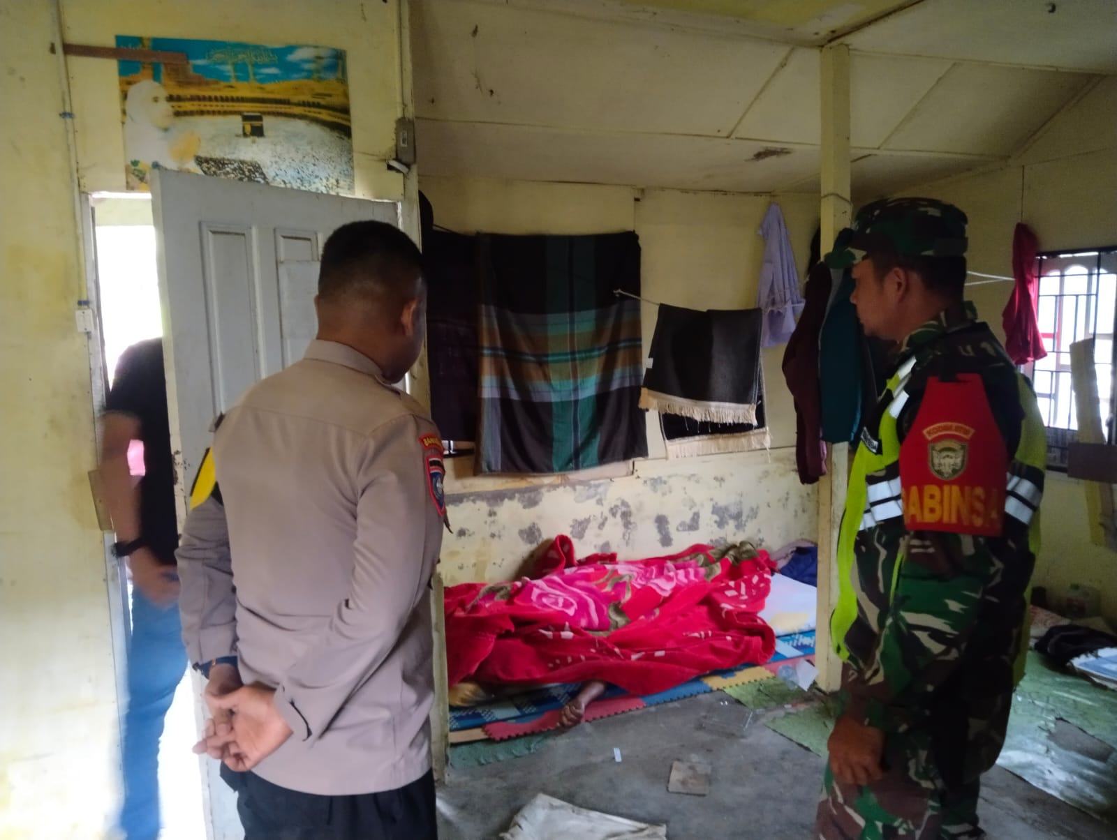 petugas keamanan evakuasi mayat Azhar yang ditemukan meninggal dunia di rumah kebunnya (dok ist).