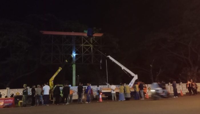 Baliho Ilegal di Simpang Jam Banda Aceh Dibongkar Paksa