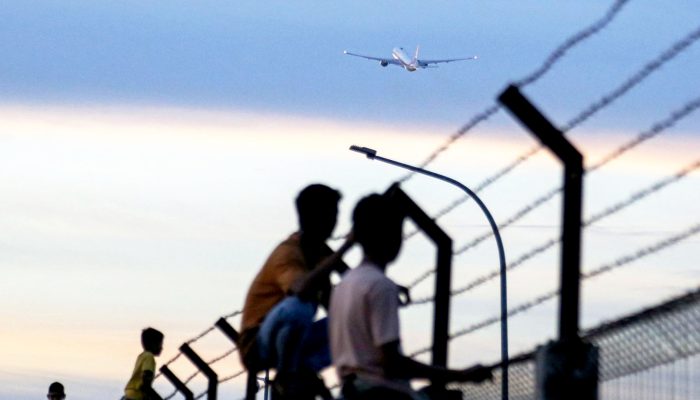 Wisata Dadakan: Warga Serbu Cot Beut Abadikan Momen Pesawat Lepas Landas
