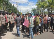 Ratusan warga Kampung Serule, Kecamatan Bintang, Kabupaten Aceh Tengah, menggeruduk kantor Dewan Perwakilan Rakyat Kabupaten (DPRK) Aceh Tengah, Kamis (15/5/2025).