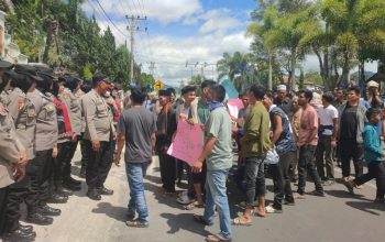 Ratusan warga Kampung Serule, Kecamatan Bintang, Kabupaten Aceh Tengah, menggeruduk kantor Dewan Perwakilan Rakyat Kabupaten (DPRK) Aceh Tengah, Kamis (15/5/2025).