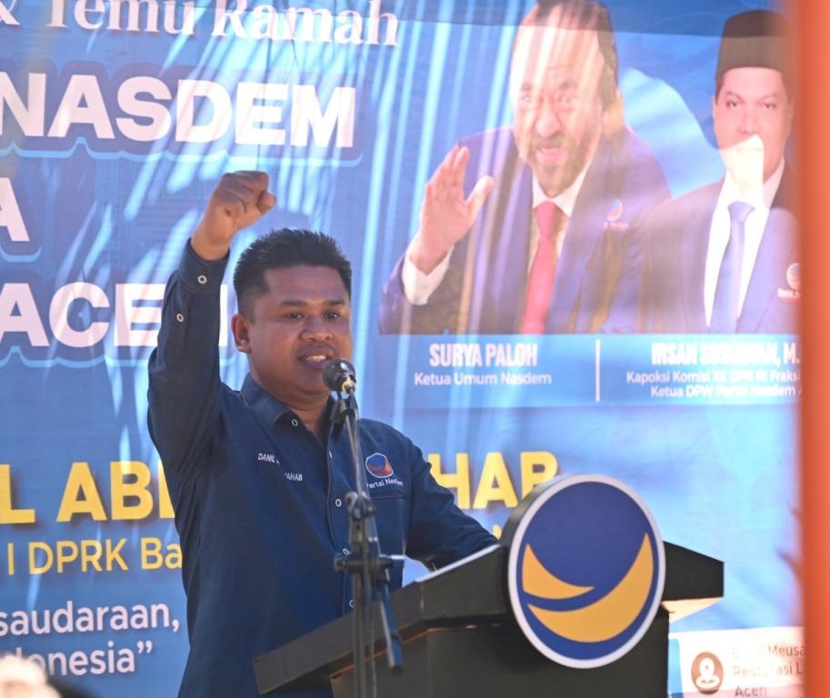 Wakil Ketua DPRK Banda Aceh Daniel Abdul Wahab saat memberikan sambutan pada acara silaturahmi dan temu ramah bersama para Kader Nasdem se Kota Banda Aceh di Balee Meusapat Restorasi, Banda Aceh, Minggu 18 Mei 2025
