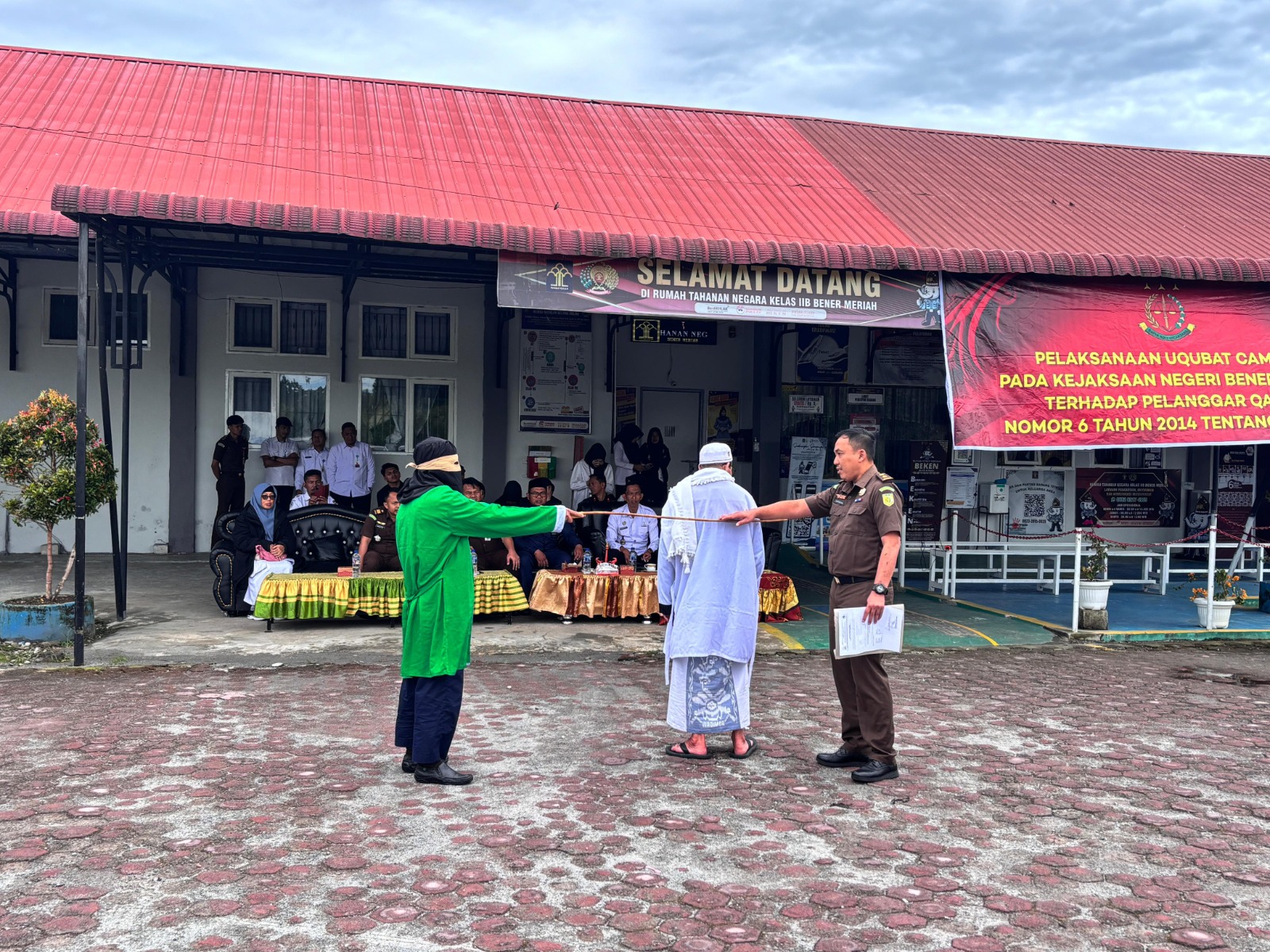 Terdakwa pelanggar Jarimah dieksekusi cambuk oleh algojo (dok ist)