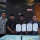 Pj Sekdako Jalaluddin bersama Kepala Dinas Komunikasi Informatika dan Statistik Kota Banda Aceh, Alizar dengan Plt Kepala Unit Pengelola Jakarta Smart City, Dinas Komunikasi Informatika dan Statistik Provinsi DKI Jakarta, Koharudin memperlihatkan dokumen kerja sama engembangan Integrasi Layanan Publik Berbasis Digital dan Branding Sistem Pelayanan Publik. di di Ruang Rapat Sekda Kota Banda Aceh, Sabtu (24/05/2025).