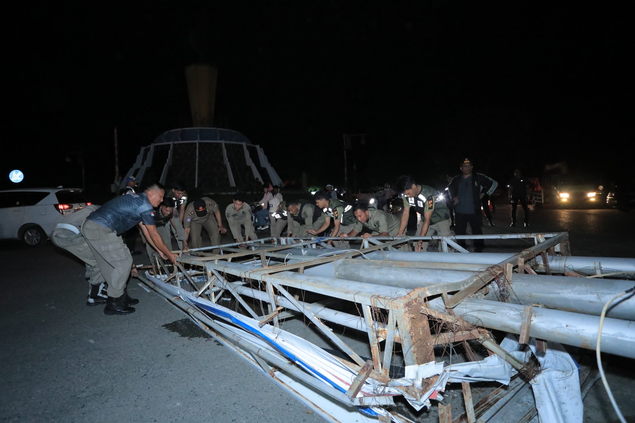 Tiang Baliho di simpang mesra usai dirobohkan