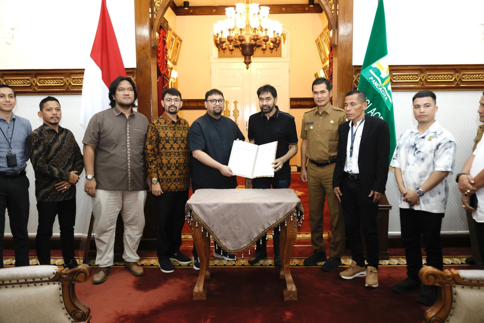 Gubernur Aceh Muzakir manaf bersama Setda Aceh secara resmi menandatangani nota kesepahaman (MoU) dengan PT Flora Agung Grup dalam acara yang digelar di Meuligoe Gubernur Aceh, Selasa, 27 Mei 2025.