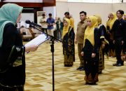 Ketua Dewan Kerajinan Nasional Daerah (Dekranasda) Aceh Marlina Muzakir mengukuhkan secara resmi pengurus Dekranasda Aceh periode 2025-2030 di Anjong Mon Mata, Banda Aceh, Senin, 19 Mei 2025.