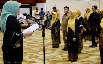 Ketua Dewan Kerajinan Nasional Daerah (Dekranasda) Aceh Marlina Muzakir mengukuhkan secara resmi pengurus Dekranasda Aceh periode 2025-2030 di Anjong Mon Mata, Banda Aceh, Senin, 19 Mei 2025.