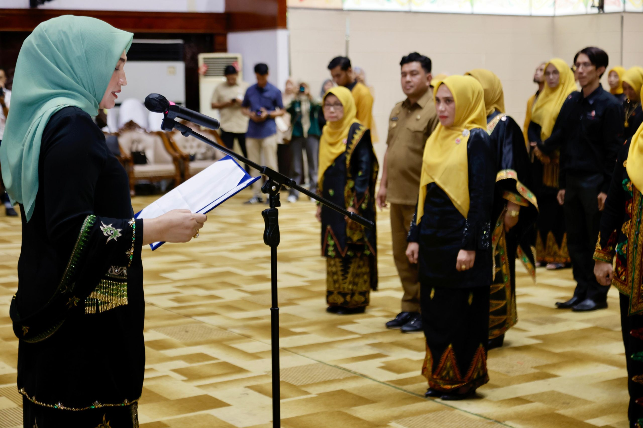Ketua Dewan Kerajinan Nasional Daerah (Dekranasda) Aceh Marlina Muzakir mengukuhkan secara resmi pengurus Dekranasda Aceh periode 2025-2030 di Anjong Mon Mata, Banda Aceh, Senin, 19 Mei 2025.